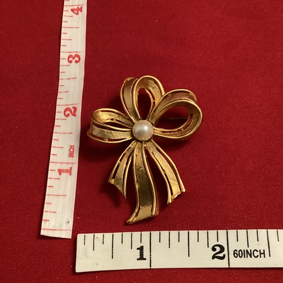 Ribbon bow with faux pearl gold tone unsigned - Picture 2 of 4